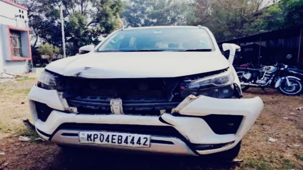 Accident Property dealer tried to play with the lives of three youth by hitting them in film style