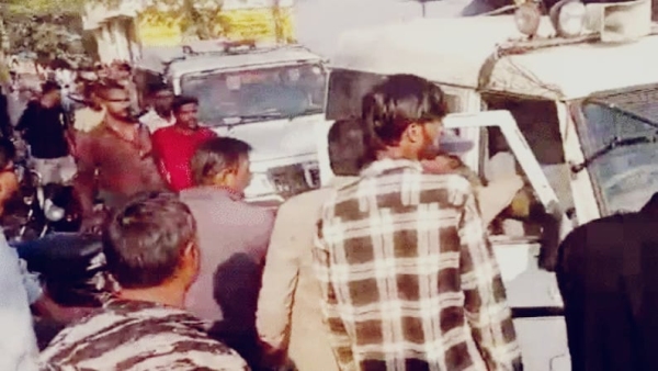 Incident of police being surrounded in drug trafficking case in Neemuch villagers protested Incident of police being surrounded in drug trafficking case in Neemuch villagers protested