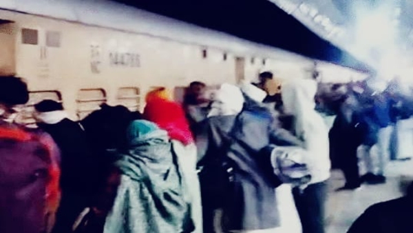 Stone pelting on Ambedkar Nagar Express train going to Prayagraj Know the whole matter truth