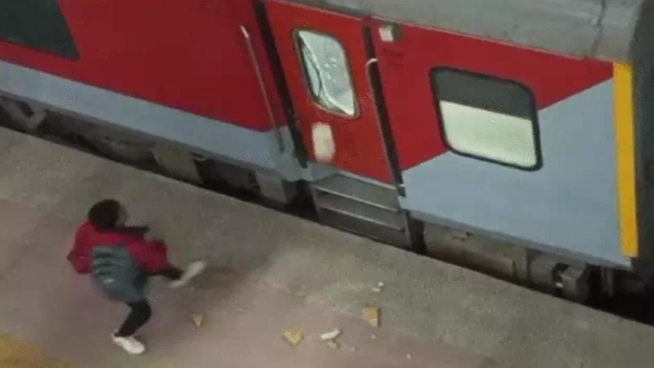 Stone pelting on Ambedkar Nagar Express train going to Prayagraj Know the whole matter truth