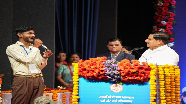 Chief Minister gave laptops and financial assistance to 12th toppers in Madhya Pradesh Chief Minister gave laptops and financial assistance to 12th toppers in Madhya Pradesh