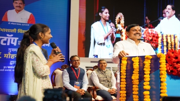 Chief Minister gave laptops and financial assistance to 12th toppers in Madhya Pradesh Chief Minister gave laptops and financial assistance to 12th toppers in Madhya Pradesh