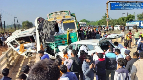 Jabalpur road accident 7 killed in collision between traveler and truck Prayagraj Kumbh Jabalpur road accident 7 killed in collision between traveler and truck Prayagraj Kumbh