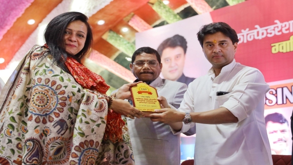 Jyotiraditya Scindia honored businessmen in Gwalior-Chambal business conference Jyotiraditya Scindia honored businessmen in Gwalior-Chambal business conference