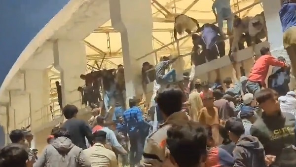 Pakistan Cricket Fans Climb Wall and Jump Railings
