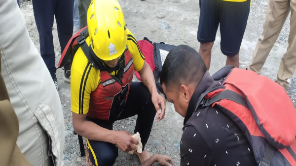 Three students take bath Alaknanda river Srinagar Garhwal Mahashivratri drowned two Bihar died