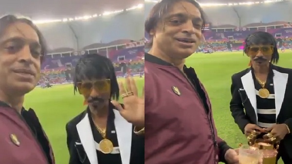 Shoaib Akhtar met India s social media sensation Dolly Chaiwala