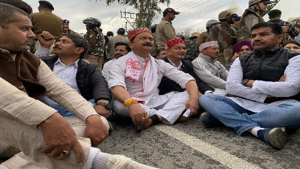 Congress opposed live-in-relationship smart meter UCC gheraoed from road to house Congress opposed live-in-relationship smart meter UCC gheraoed from road to house