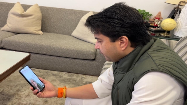 Gujarat bus accident Minister Jyotiraditya Scindia made video call to MP guna shivpuri injure help Gujarat bus accident Minister Jyotiraditya Scindia made video call to MP guna shivpuri injure help