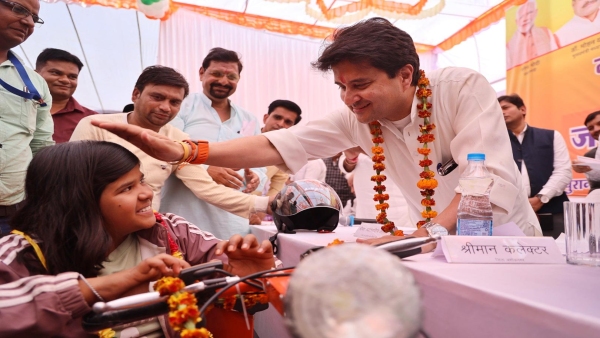 Minister Jyotiraditya Scindia different style public hearing held in Mungawali Application