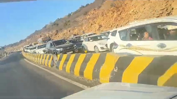 10 km long jam on Rewa-Prayagraj road during Mahakumbh relief efforts ongoing by administration