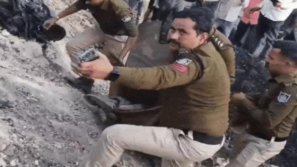 accident in Singrauli 5 buses and 3 trucks of Adani company were burnt incident with policemen