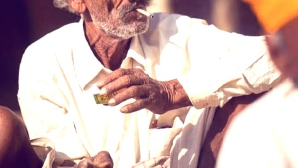 Addiction to beedi and attempt to burn oneself with gas stove took the life of an elderly man
