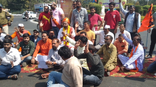 Shivaji Maharaj ki jayantee manaane ko lekar vivad bjp ke krishna ghadge aur pappu vilaas ne kiya chakka jaam Shivaji Maharaj ki jayantee manaane ko lekar vivad bjp ke krishna ghadge aur pappu vilaas ne kiya chakka jaam