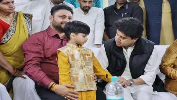 Jyotiraditya Scindia met Shivaay the boy who returned safely in the Gwalior kidnapping case Jyotiraditya Scindia met Shivaay the boy who returned safely in the Gwalior kidnapping case