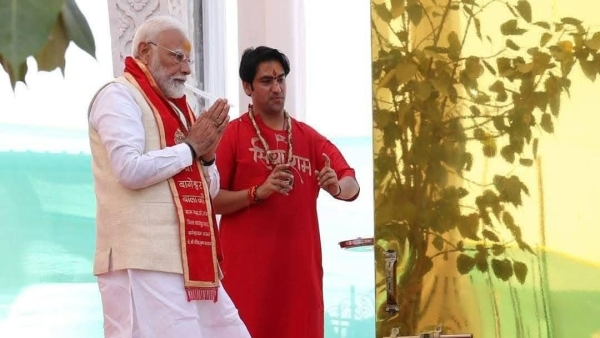 PM Narendra Modi took out the marriage slip of Pandit Dhirendra Shastri in Bageshwar Dham mother