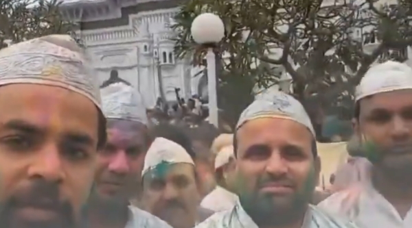 Muslims celebrated Holi in Deva Sharif Muslims celebrated Holi in Deva Sharif