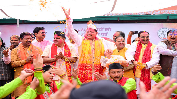 CM pushkar Dhami state president mahendra bhatt seen drenched colors in BJPs Holi Milan ceremony