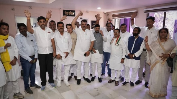 Plastic snake seen in MP assembly Congress MLAs surrounded Mohan Yadav government