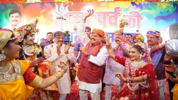 After Namaaz Muslims also played Holi greeted each other by hugging Braj Holi resonated in CM House