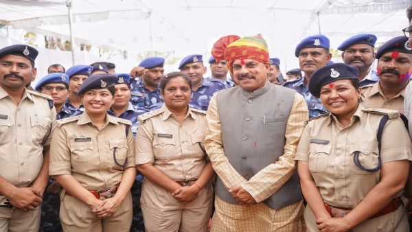 Holi Milan celebration in Ujjain Police Line CM Mohan Yadav played Holi with flowers with policemen