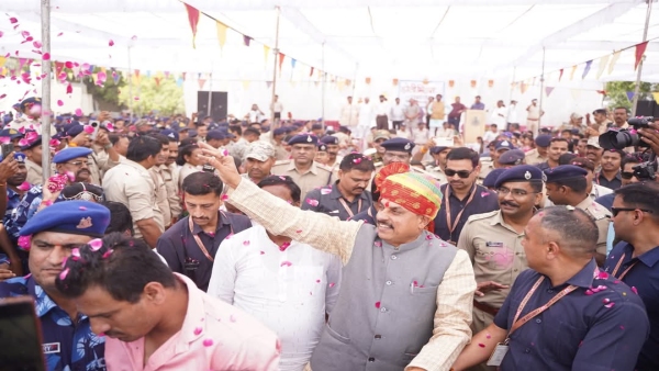 Holi Milan celebration in Ujjain Police Line CM Mohan Yadav played Holi with flowers with policemen