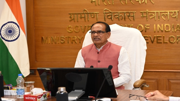 Tap Water Scheme Shivraj Singh Chauhan held officers in Chakaldi village budhni sehore