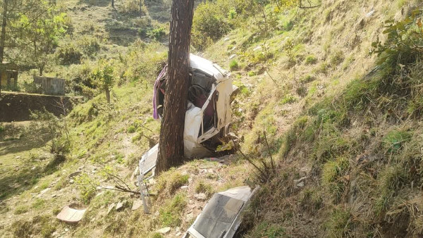 Two road accidents Pauri garhwal school van crashes 6 children injured car falls into ditch two dead
