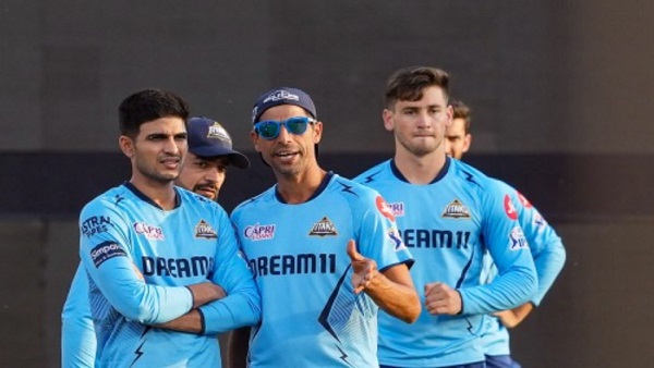 Ashish Nehra during a training session