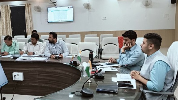 dm maharajganj
