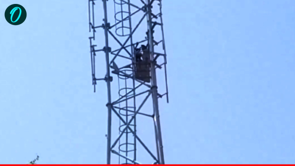 bhadohi-news-villagers-climb-tower bhadohi-news-villagers-climb-tower