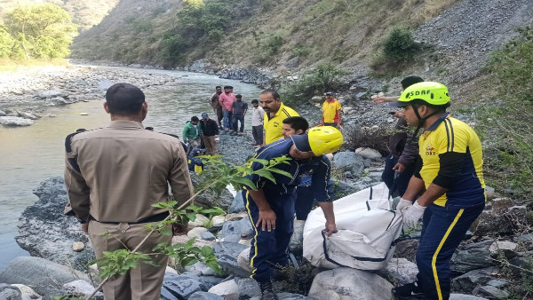 Uttarkashi accident vehicle carrying grocery items Vikasnagar to Mori fell into Yamuna three died