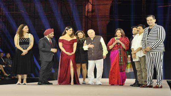 Scindia family shined in the fashion show held in Mumbai Chanderi art was displayed in a grand manner Scindia family shined in the fashion show held in Mumbai Chanderi art was displayed in a grand manner