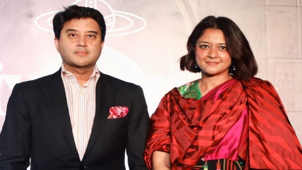 Scindia family shined in the fashion show held in Mumbai Chanderi art was displayed in a grand manner Scindia family shined in the fashion show held in Mumbai Chanderi art was displayed in a grand manner