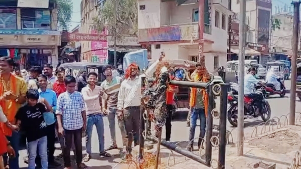 VHP and Bajrang Dal demonstrated in Shivpuri regarding Hindus of Bengal effigy of Mamta Banerjee VHP and Bajrang Dal demonstrated in Shivpuri regarding Hindus of Bengal effigy of Mamta Banerjee