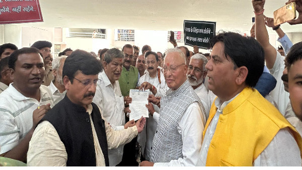 Almora Congress Harish Rawat created ruckus in Collectorate BJP said undemocratic act