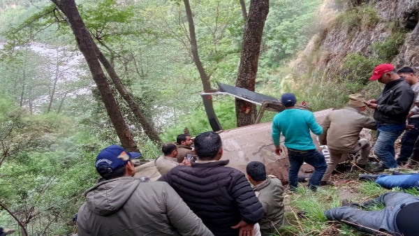 Helicopter Crash passengers Uttarkashi gangotri gangnani 7 passengers rescue operation underway