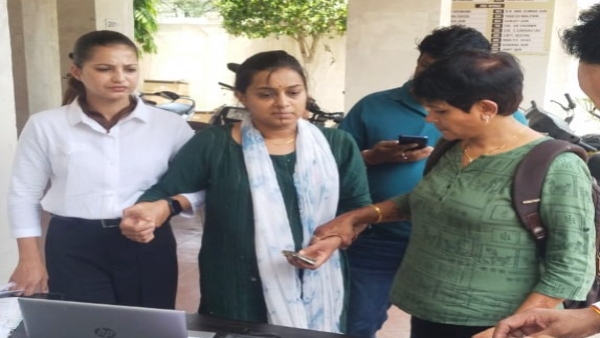 MP Patwari Supriya Jain was caught red handed by Lokayukta taking a bribe of 10 thousand rupees