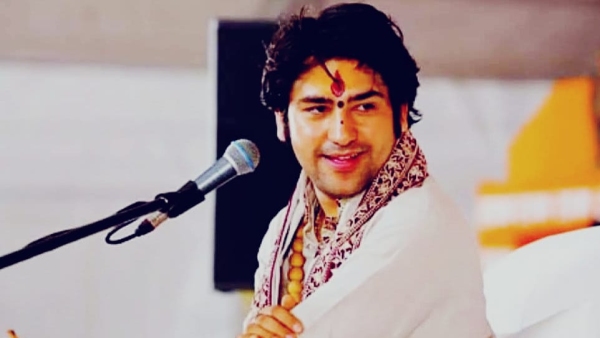 Shastri of Bageshwar Dham People of Hindu nation should clap woman shouted saying it is a ghost