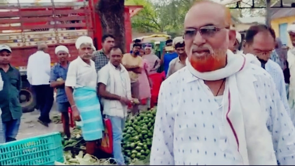 Collector Bedekar video goes viral in Alirajpur reprimands Mandi Secretary over mango prices Collector Bedekar video goes viral in Alirajpur reprimands Mandi Secretary over mango prices