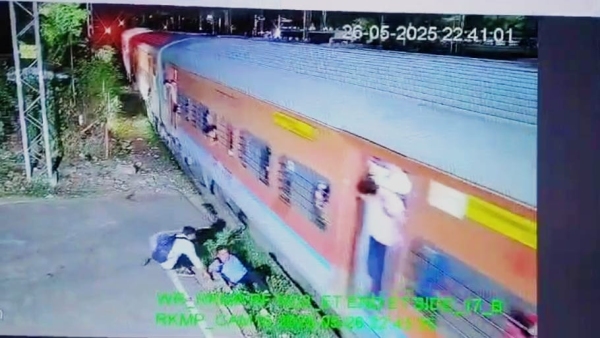 CCTV of a railway passenger the passenger fell while trying to board the moving Bhopal Express