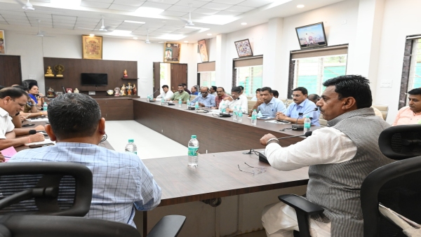 MLA Rameshwar Sharma got angry over electricity crisis in Sant Hirdaram Nagar