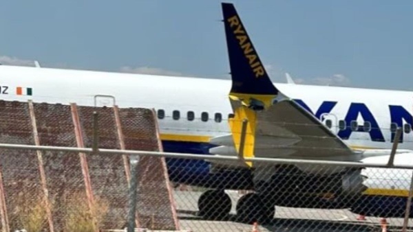 ryanair-boeing-737-crashes-into-runway ryanair-boeing-737-crashes-into-runway