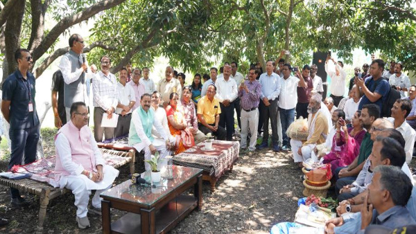 Shivraj Singh Chauhan Kisan Chaupal sitting cot middle fields told what special plan dehradun Shivraj Singh Chauhan Kisan Chaupal sitting cot middle fields told what special plan dehradun