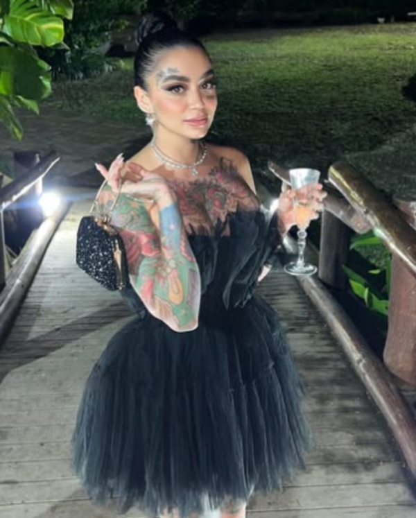 Singer dies in Honeymoon Singer dies in Honeymoon