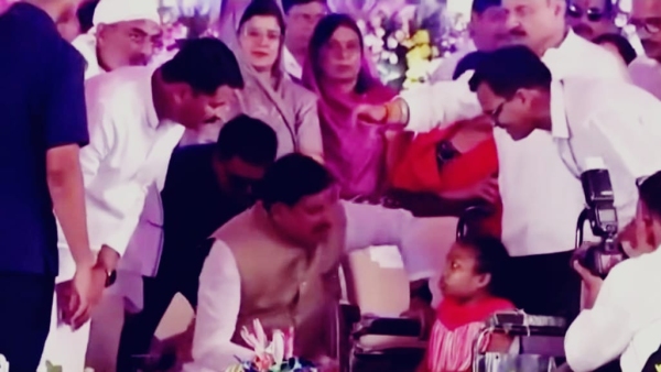 CM Mohan Yadav fell from the chair on the stage in Narsinghpur praised PM Modi CM Mohan Yadav fell from the chair on the stage in Narsinghpur praised PM Modi