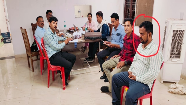 MP Lokayukta takes big action in bhopal Patwari caught red handed taking bribe of Rs 15 000