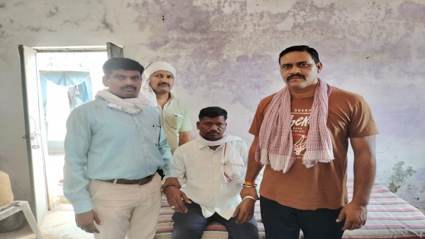Lokayukta s action three people including a patwari arrested red handed while taking bribe in Shivpuri