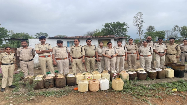 Excise department action 40 liters of illegal hand-made liquor in Shanti Nagar and Padriya Excise department action 40 liters of illegal hand-made liquor in Shanti Nagar and Padriya