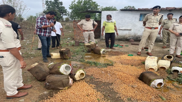 Excise department action 40 liters of illegal hand-made liquor in Shanti Nagar and Padriya Excise department action 40 liters of illegal hand-made liquor in Shanti Nagar and Padriya